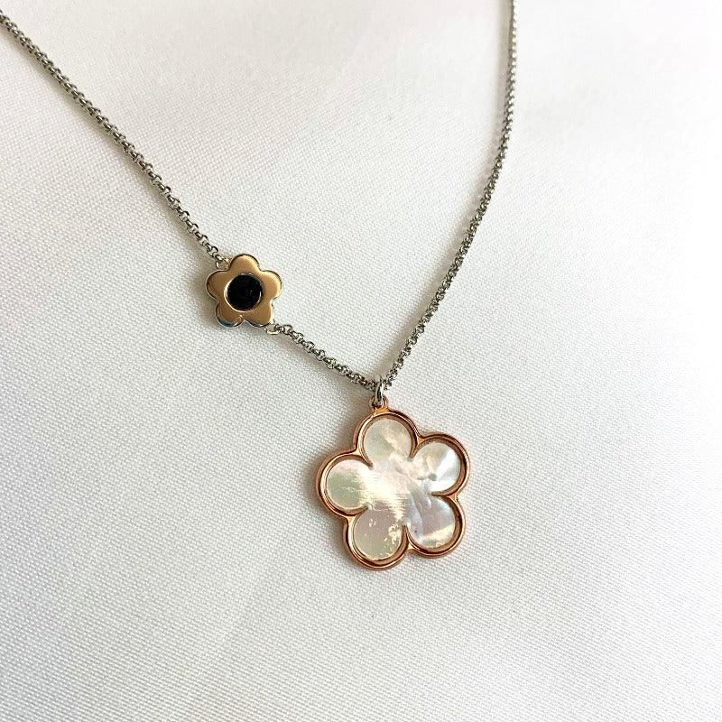 This exquisite piece features a Mother of Pearl flower at its centre, encircled by an elegant 18-carat rose gold plated border. Designed for Regency enthusiasts and Jane Austen admirers, this pendant embodies the grace and elegance of the beloved era.