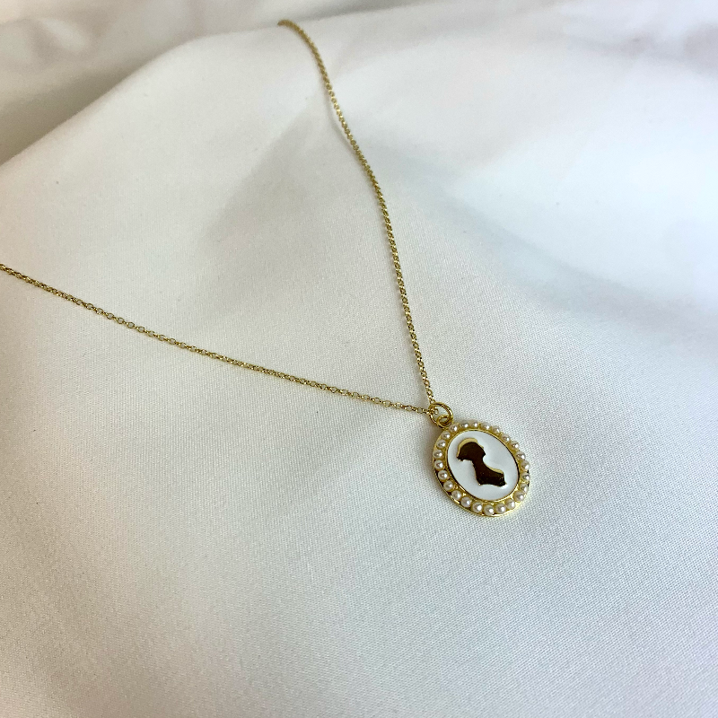 Centred on Jane Austen's iconic silhouette, this pearl necklace is a beautiful way to represent your favourite author through your accessories!